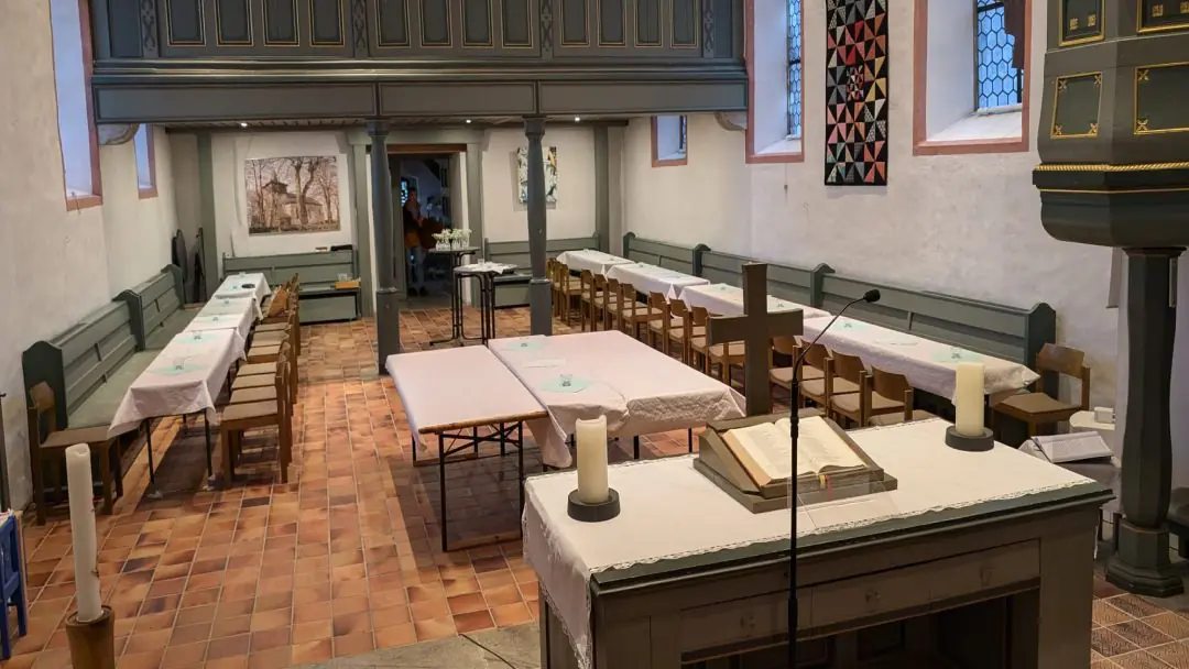 Kirche Neukirch vorbereitet für Gründonnerstag mit Tischen