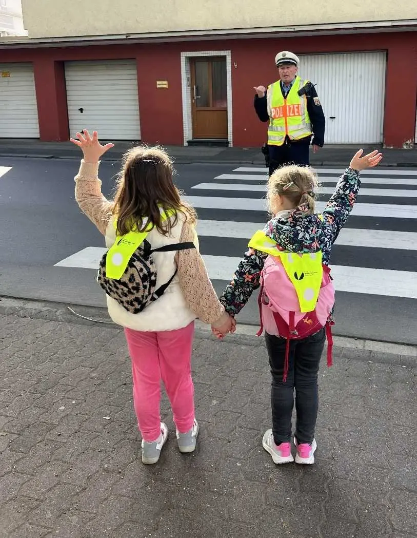 Am Ende des Besuches der Polizeiwache in Lahnstein sind die Maxis noch über den Zebrastreifen gelaufen.