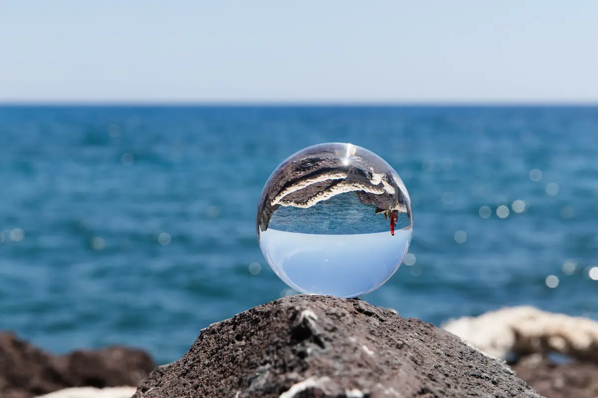 Meer spiegelt sich in einer Glaskugel