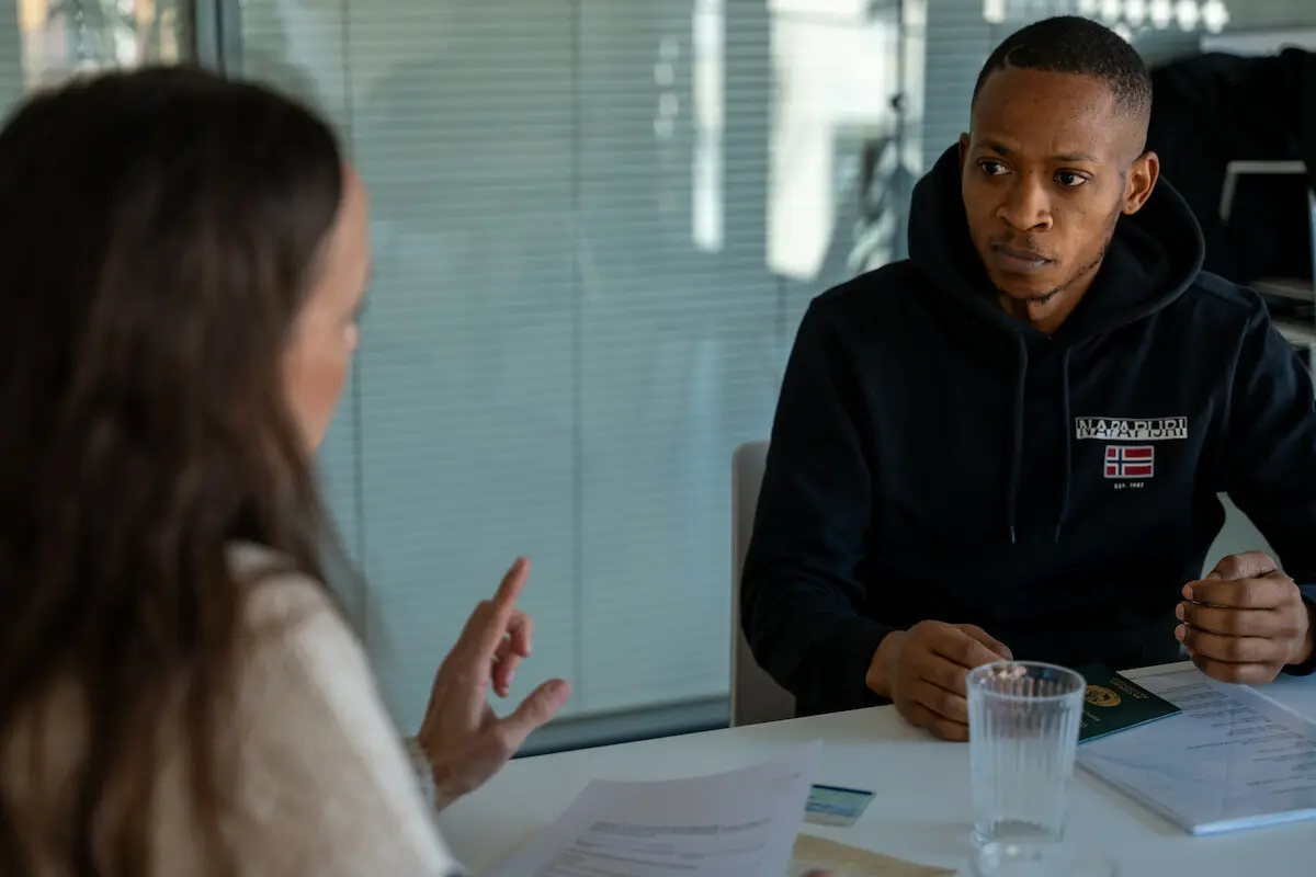 Gesprächssituation: Frau berät Geflüchteten