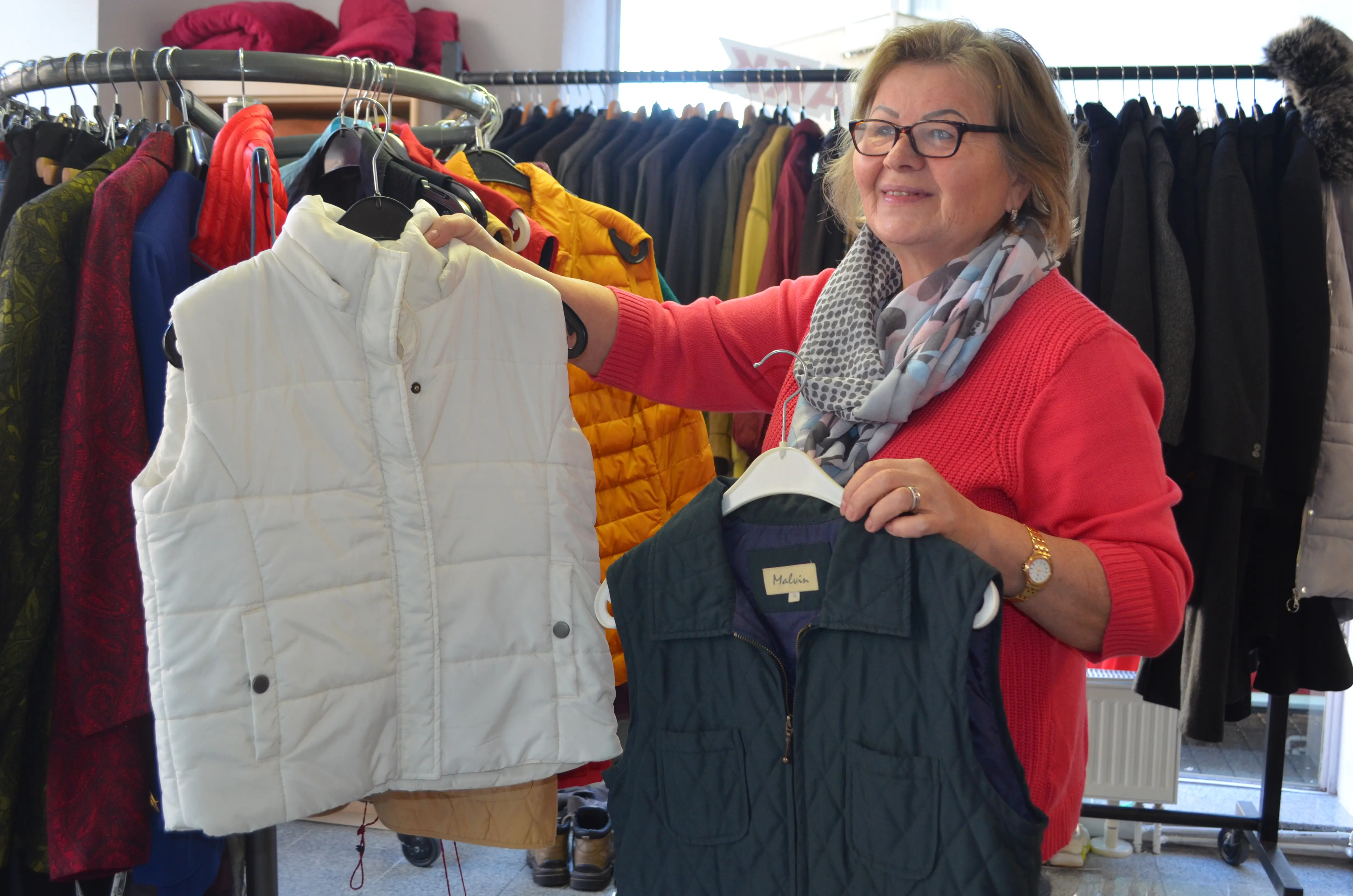 Chic auch mit kleinem Portemonnaie: Im Kleiderladen AKK ist es möglich.