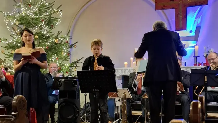 Eine Aufnahme des weihnachtlichen Konzertes unseres Posaunenchores in der Markuskirche im Jahr 2024.
