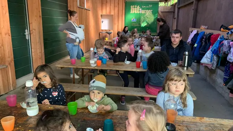 Die Fotos zeigen die KiTa-Kinder bei ihren Aktivitäten während der Waldwochen auf der Scheune.