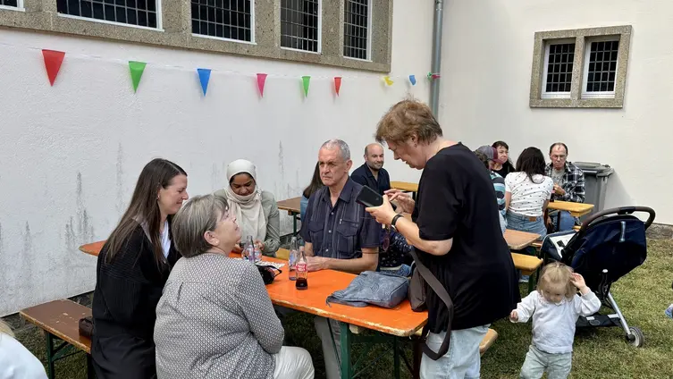 Menschen verschiedener Kulturen unterhalten sich bei einem Fest