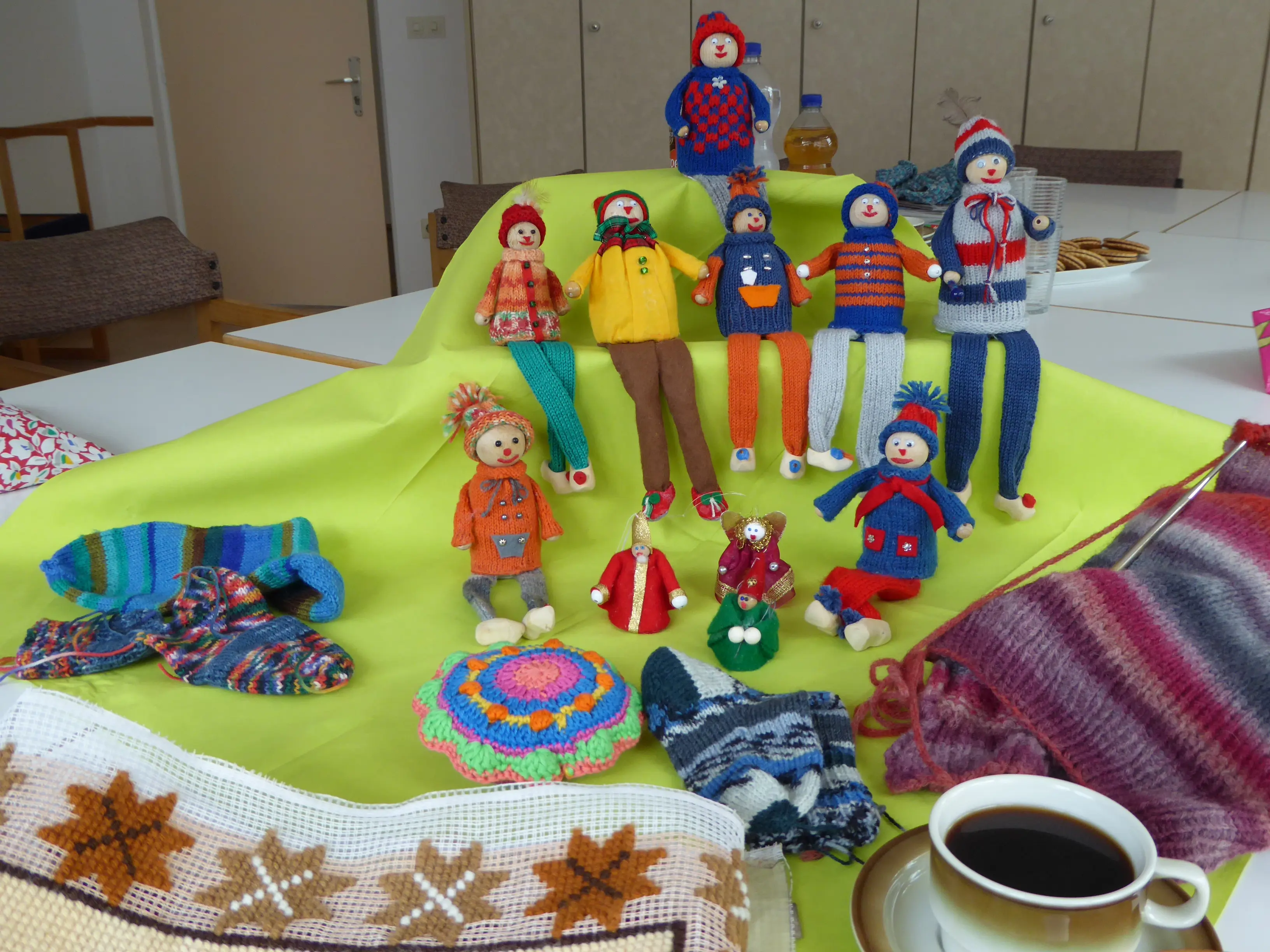 Strickwaren und eine Tasse Kaffee