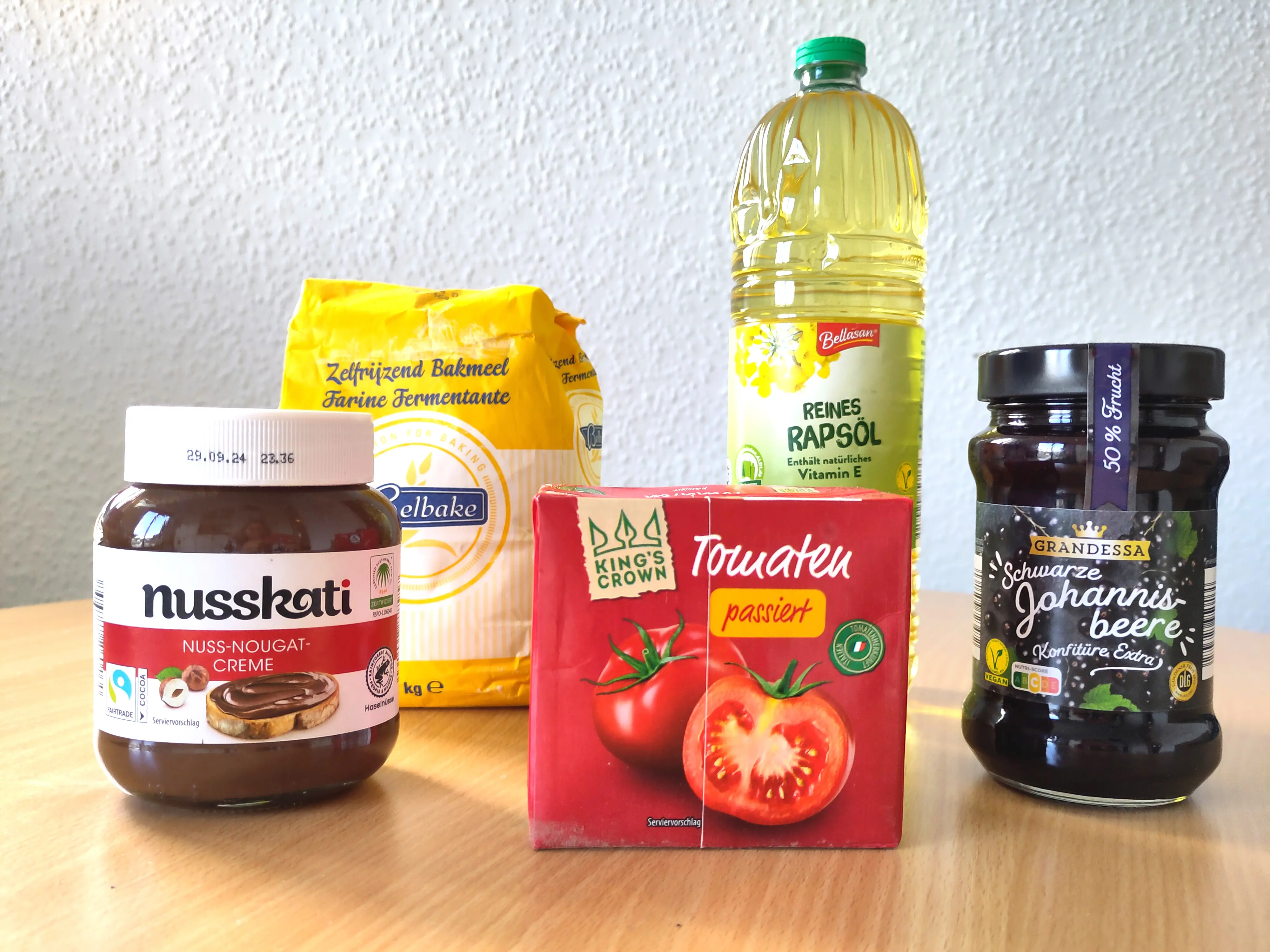Lebensmittel stehen auf einem Tisch