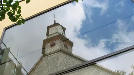 Reformationskirche spiegelt sich in Glasfassade
