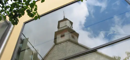 Reformationskirche spiegelt sich in Glasfassade