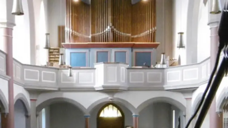 Das Bild zeigt einen Blick auf die Orgel in der Thomaskirche.