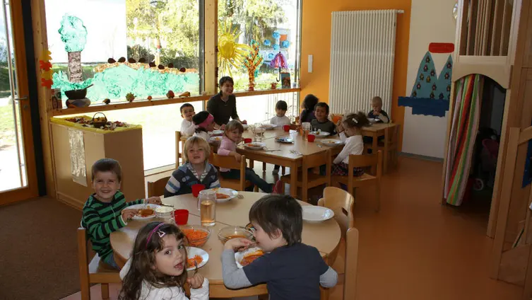 Kinder beim gemeinsamen Essen