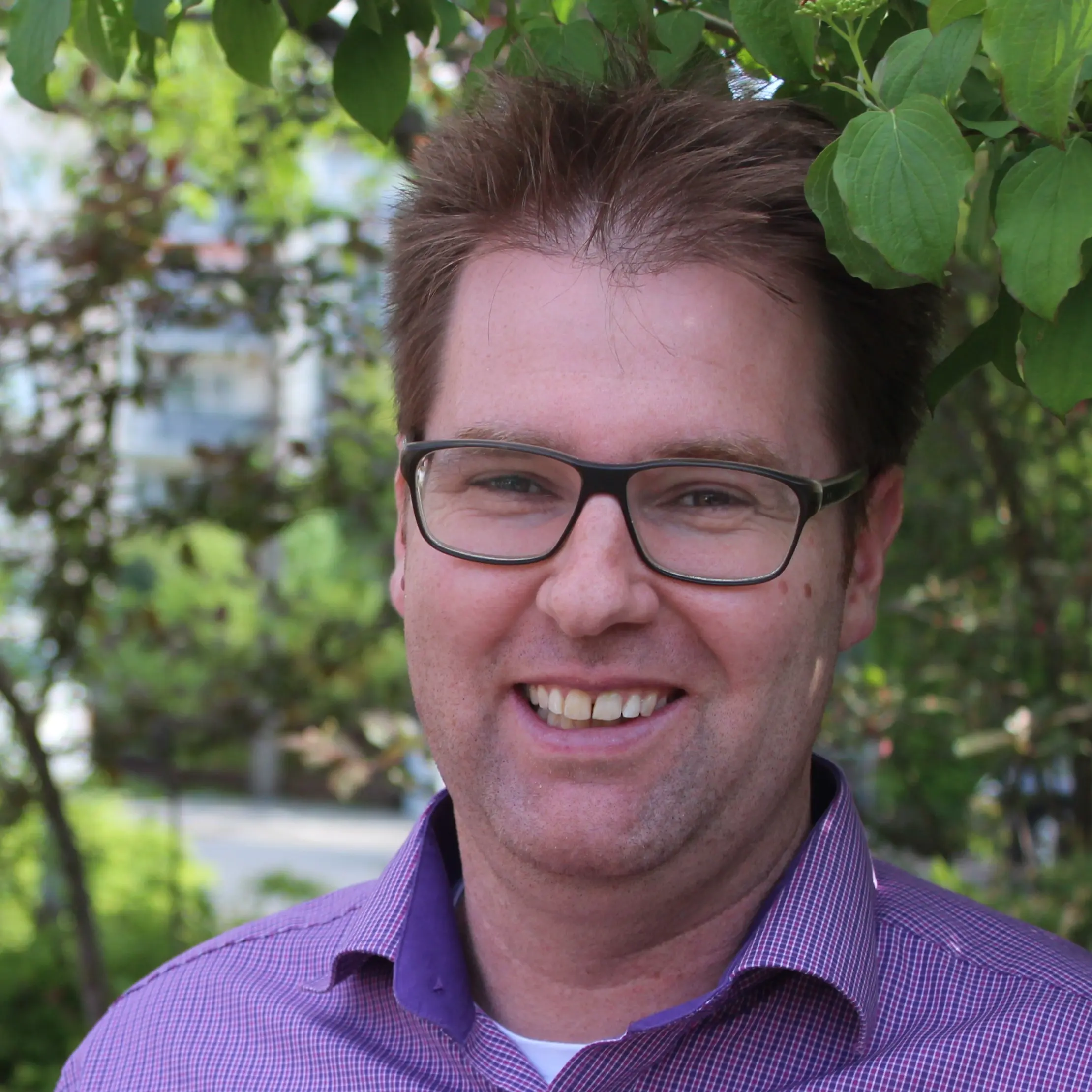 Christoph Gerdes vor grünen Blättern im Hintergrund