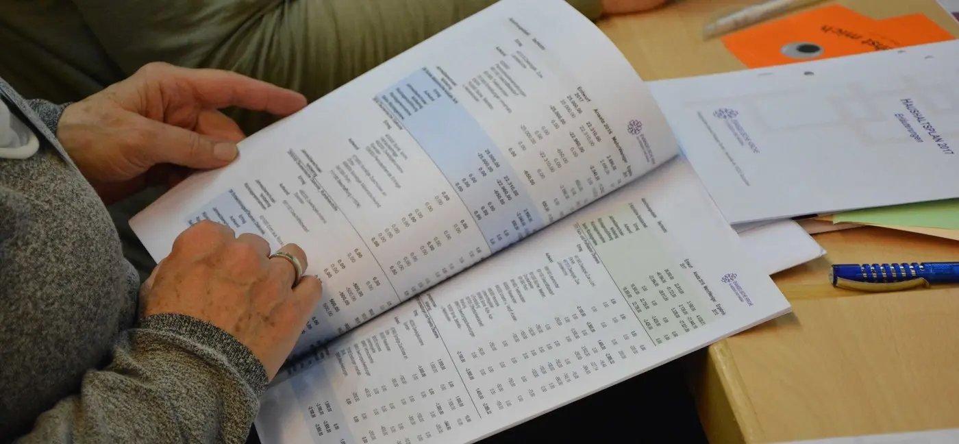 Jemand blättert in schriftlichen Unterlagen