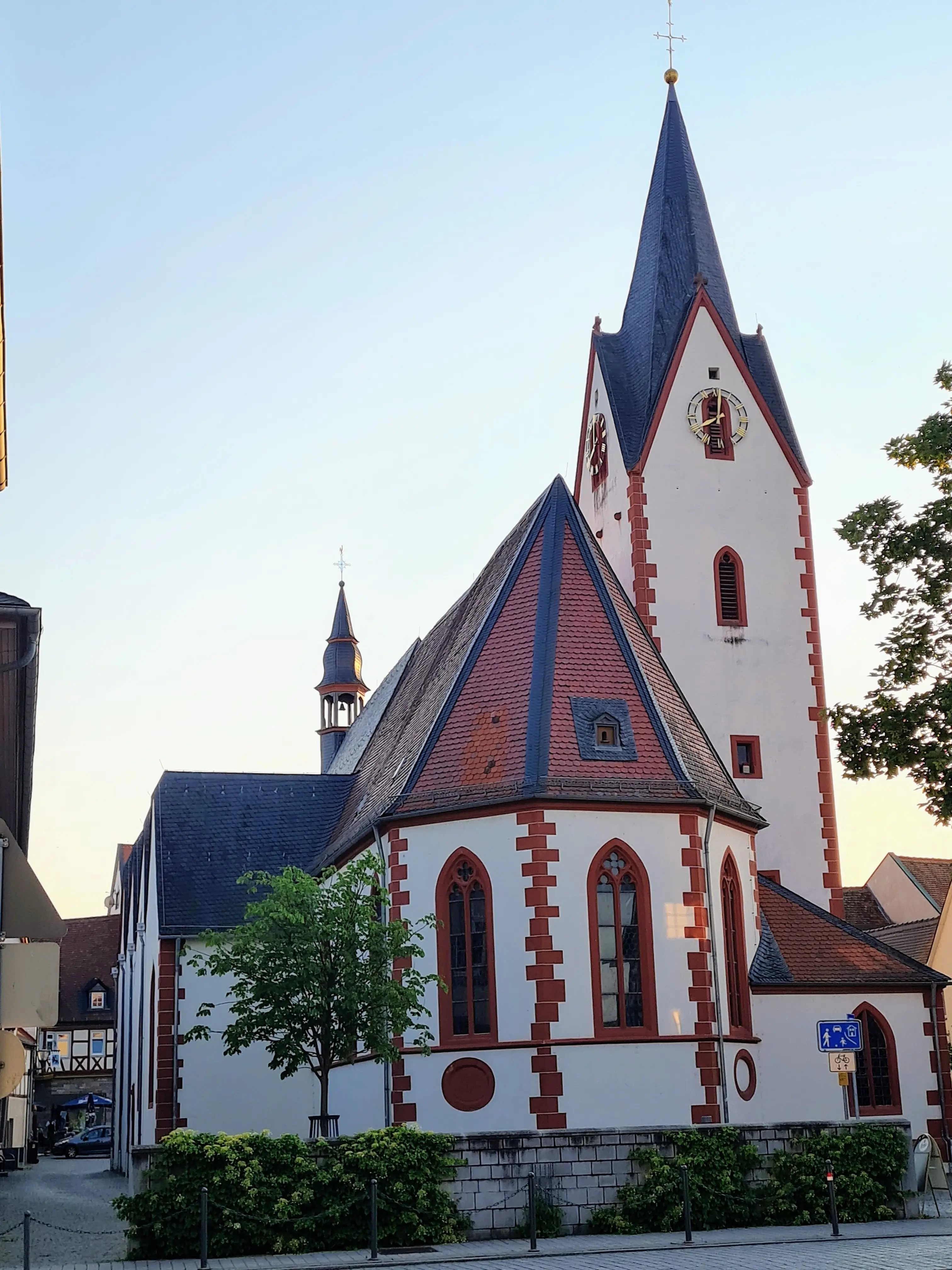 Rückansicht der Kirche in Babenhausen