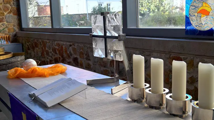 Altar mit Kreuz aus Bergkristall