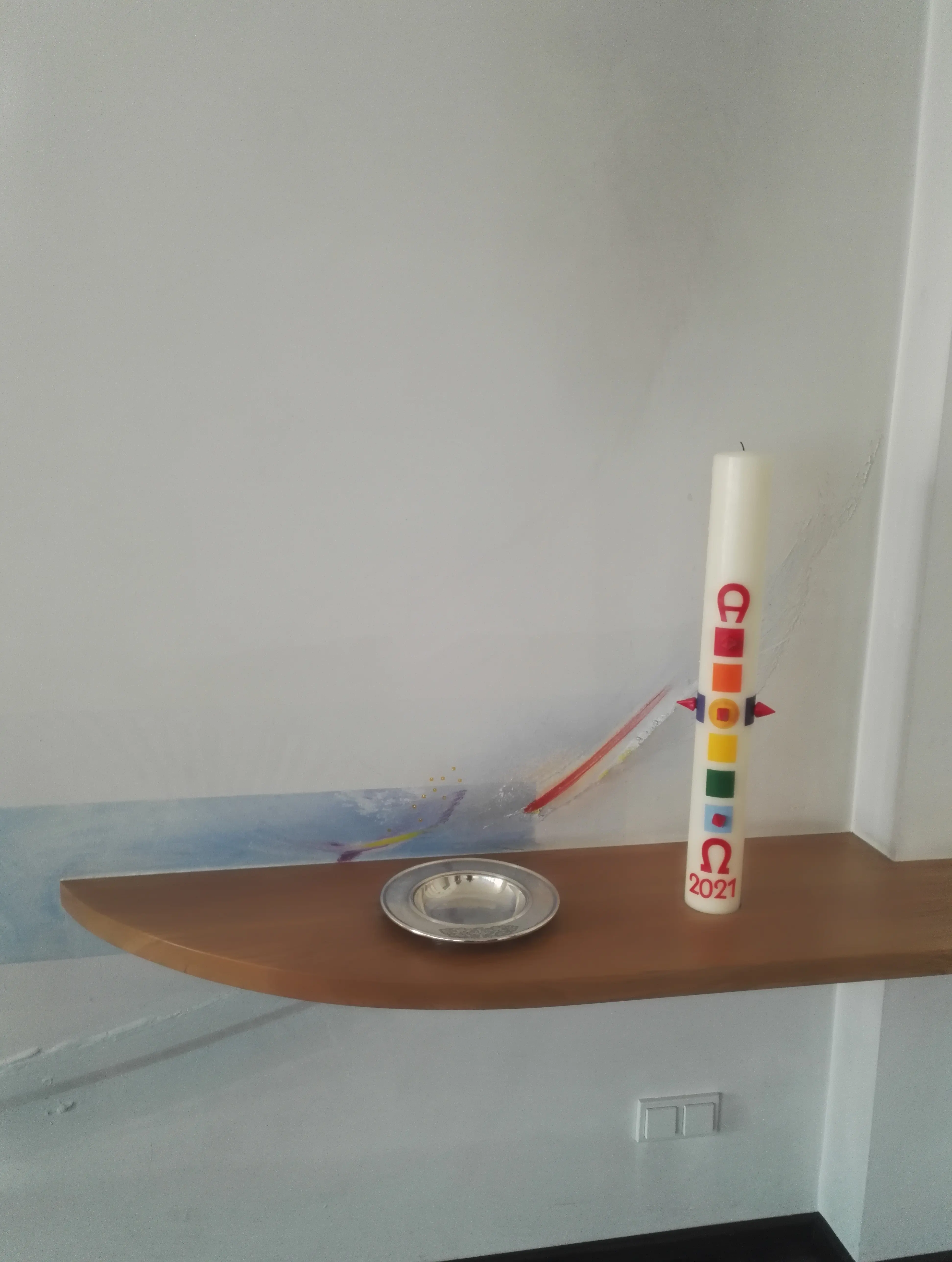 Taufschale mit Kerze im neuen Altarraum