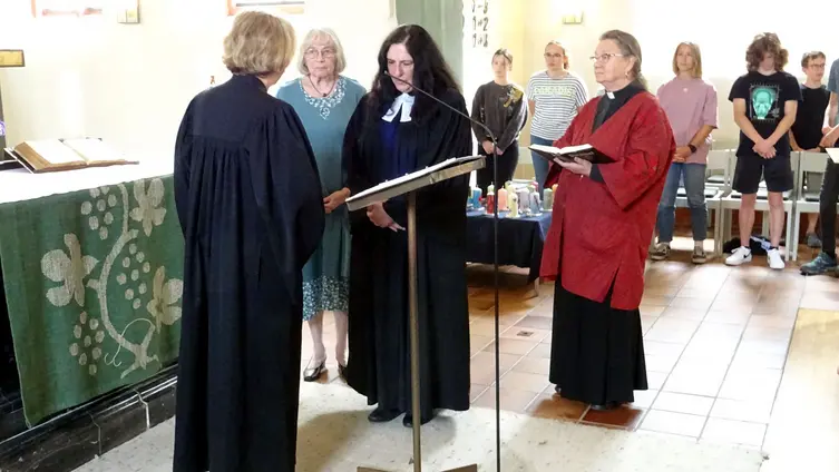 Gottesdienst mit Amtseinführung von Pfarrerin Beate Schwenk - v.l.n.r.: Dekanin Heike Mause, Else Trumpold, Pfrn. Beate Schwenk, Pfrn. Elisabeth Ickler