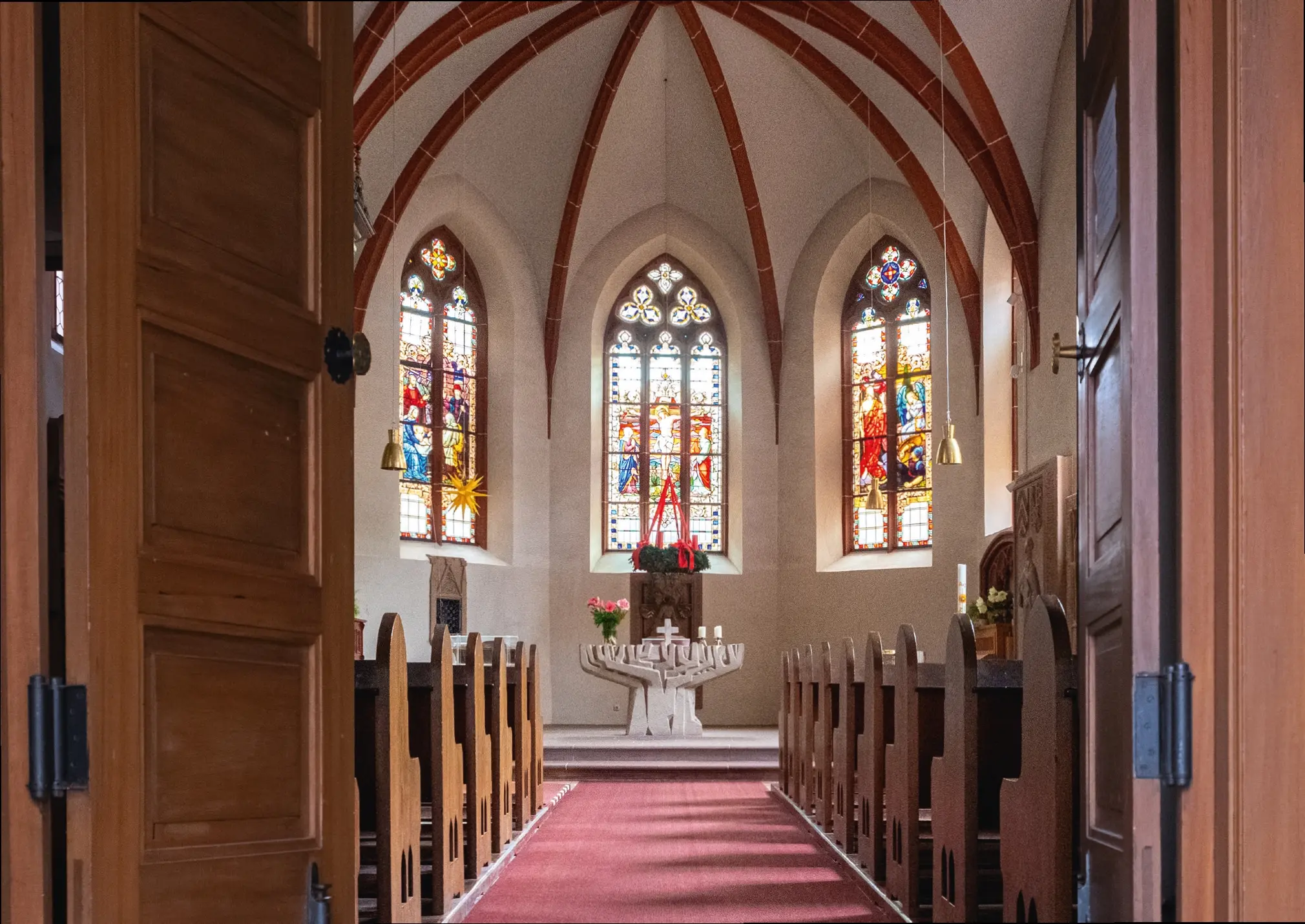 Talkirche Eppstein Blick durch die geöffnete Tür in den Innenraum