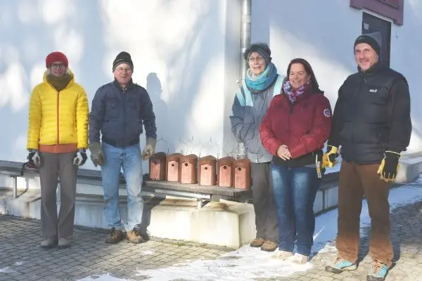 Mitglieder des Umweltteams und des Nabu installieren Nistkästen