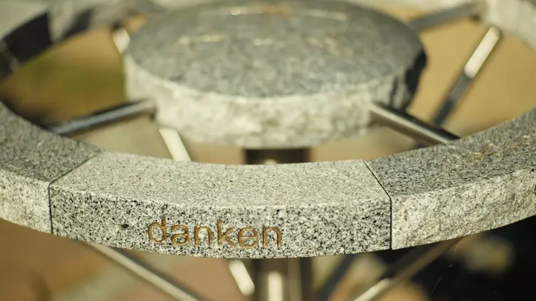 Meditationsobjekt im Kirchgarten