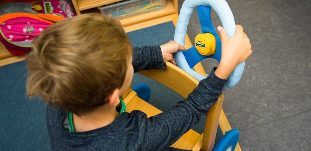 Kind spielt im Kindergarten