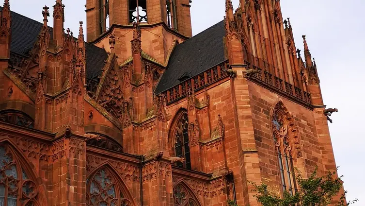 Die Katharinenkirche in Oppenheim von unten fotografiert im Hochformat