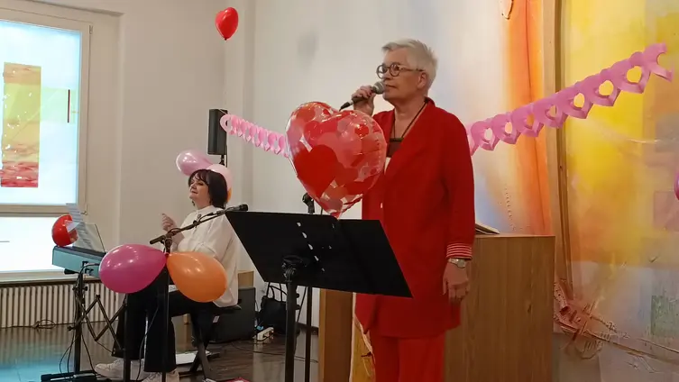 2 Musikerinnen im Konzert am 26.04.2026 im Paulussaal in Herrnsheim. Sängerin mit Bekleidung am Klavier