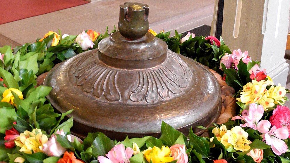 Blumengeschmückter Taufstein der Evangelischen Kirche in Ober-Ramstadt
