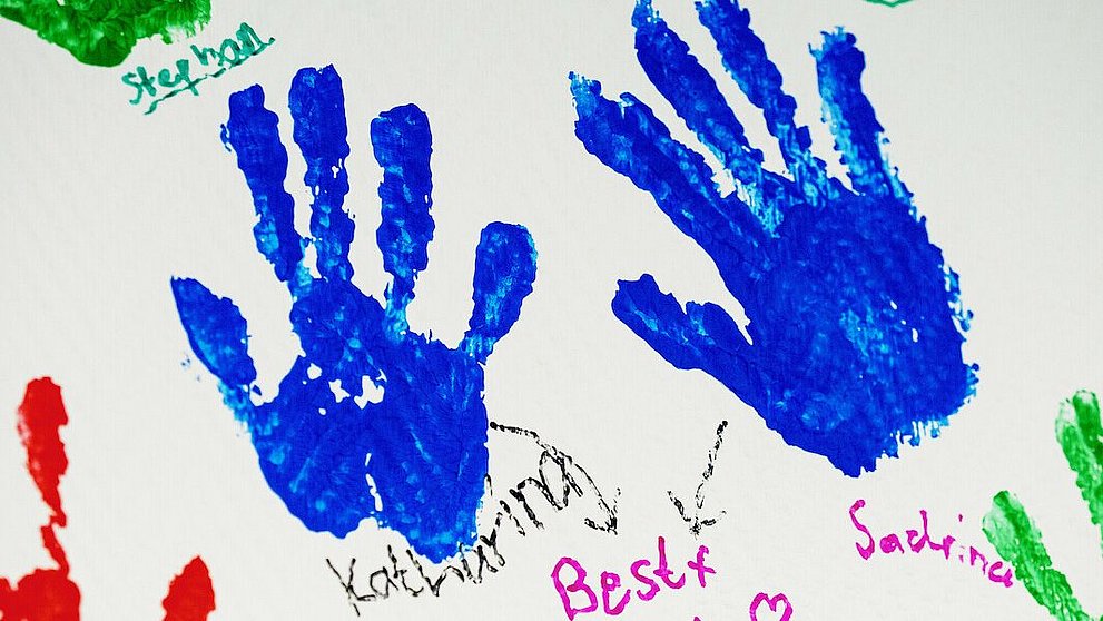 Bunte Handabdrücke auf Papier