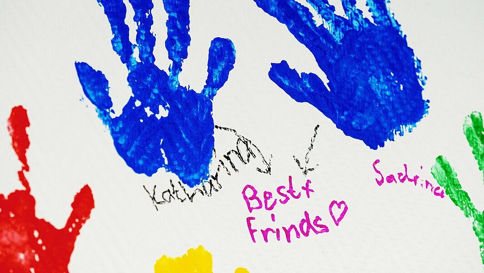 Bunte Handabdrücke auf Papier