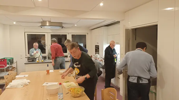 Kochmützentreffen 30.01.2026. eine Person deckt den Tisch