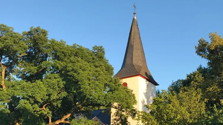 Die Kirche Willmenrod bei Sonnenuntergang