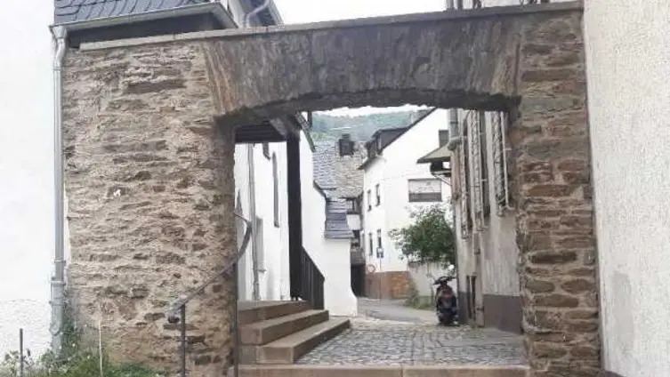 Die Texte und Fotos beruhen auf der "Besonderen Lernleistung - Geschichtsrezeption im digitalen Zeitalter: histocaching" als neue Form der Vergangenheitsbegegnung am Beispiel der Braubacher Barbarakirche." von Tobias Metz.