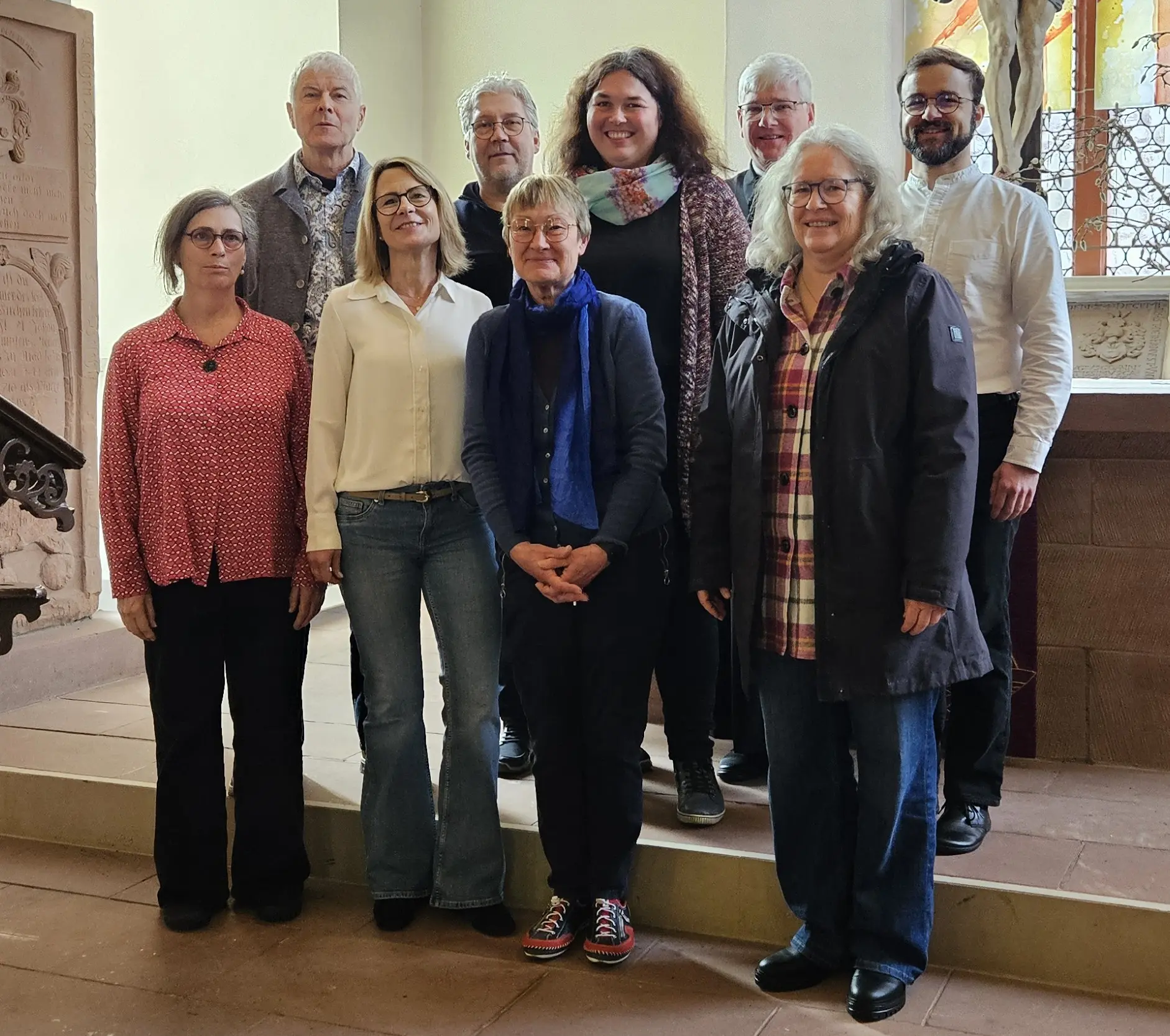 Gruppe von neun Personen, Männer und Frauen mittleren Alters in Zivilkleidung, vor dem Altar der Stadtkirche in Nidda