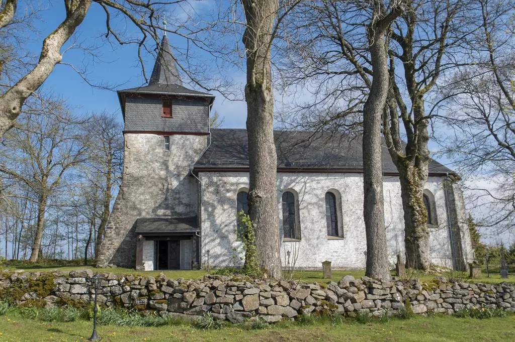Kirche Neukirch im Sonnenschein