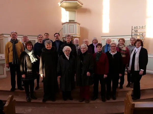 Sängerinnen und Sänger des Chors im Altarraum