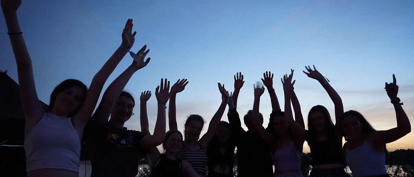 Jugendliche vor Abendstimmung