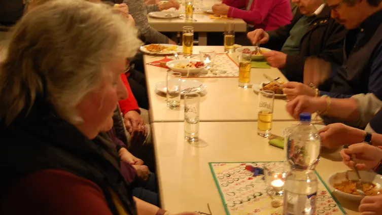 Das Foto zeigt Frauen wähend des gemeinsamen Essens zum Weltgebetstag der Frauen 2020, Simbabwe.