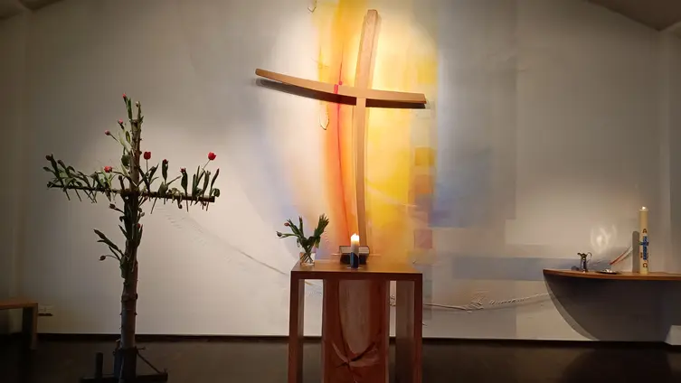 eine mit Tulpen geschmückter Altarraum an der Osternachtsliturgie am 05.04.2026 