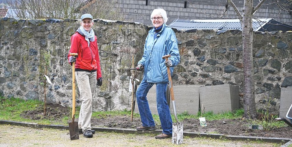 Pflanzaktion auf dem Friedhof