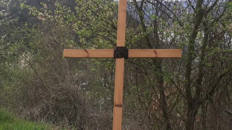 Auf dem Foto sieht man das goße Holzkreuz, daß die Kinder der KiTa gemeinsam getragen haben.