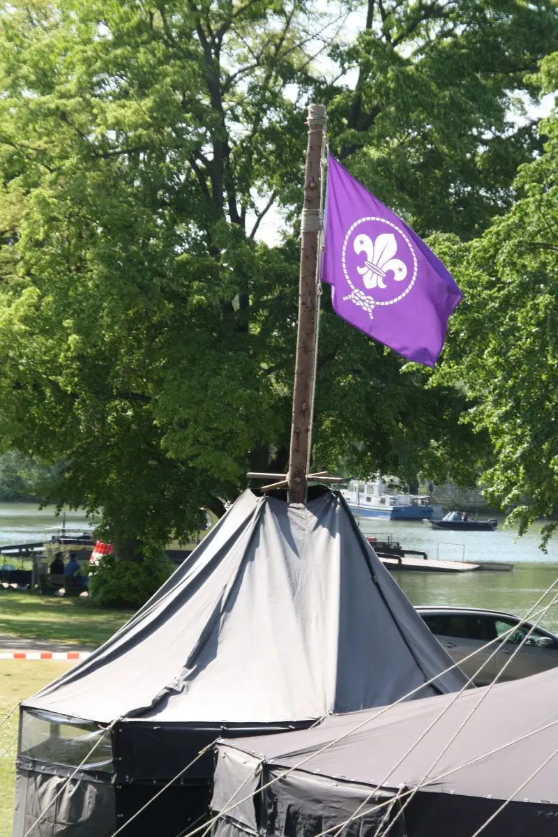 Pfadfinderzelt mit Fahne am Altrheinufer