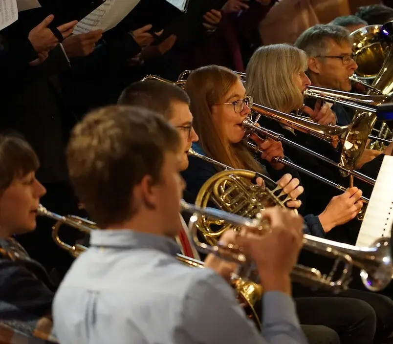 Blechbläser beim Erzählkonzert des christlichen Liedermachers Siegfried Fietz über Niemöller am 75. Jahrestag der EKHN.