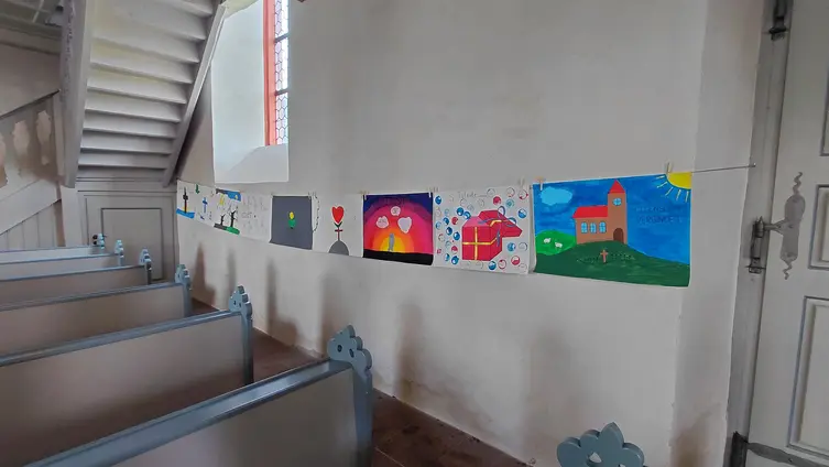 Das Foto zeigt einige bunte gestaltete Plakate der Konfirmandinnen und Konfimanden zu den Wirkungen des Heiligen Geistes