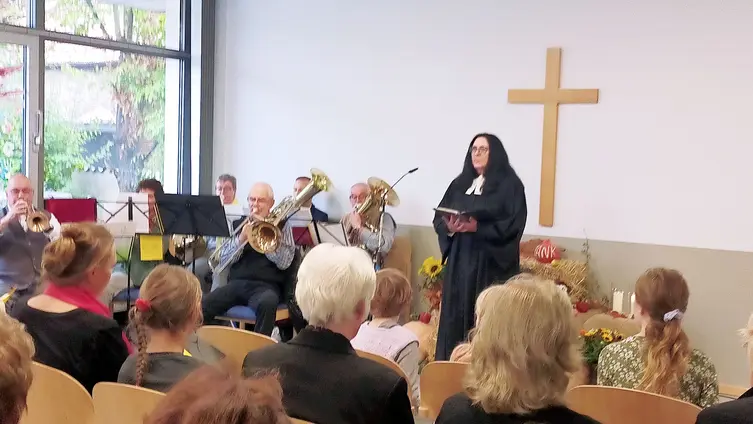 Erntedankgottesdienst am 02.10.2022 im ev. Gemeindehaus Worfelden - Posaunenchor und Pfarrerin Beate Schwenk