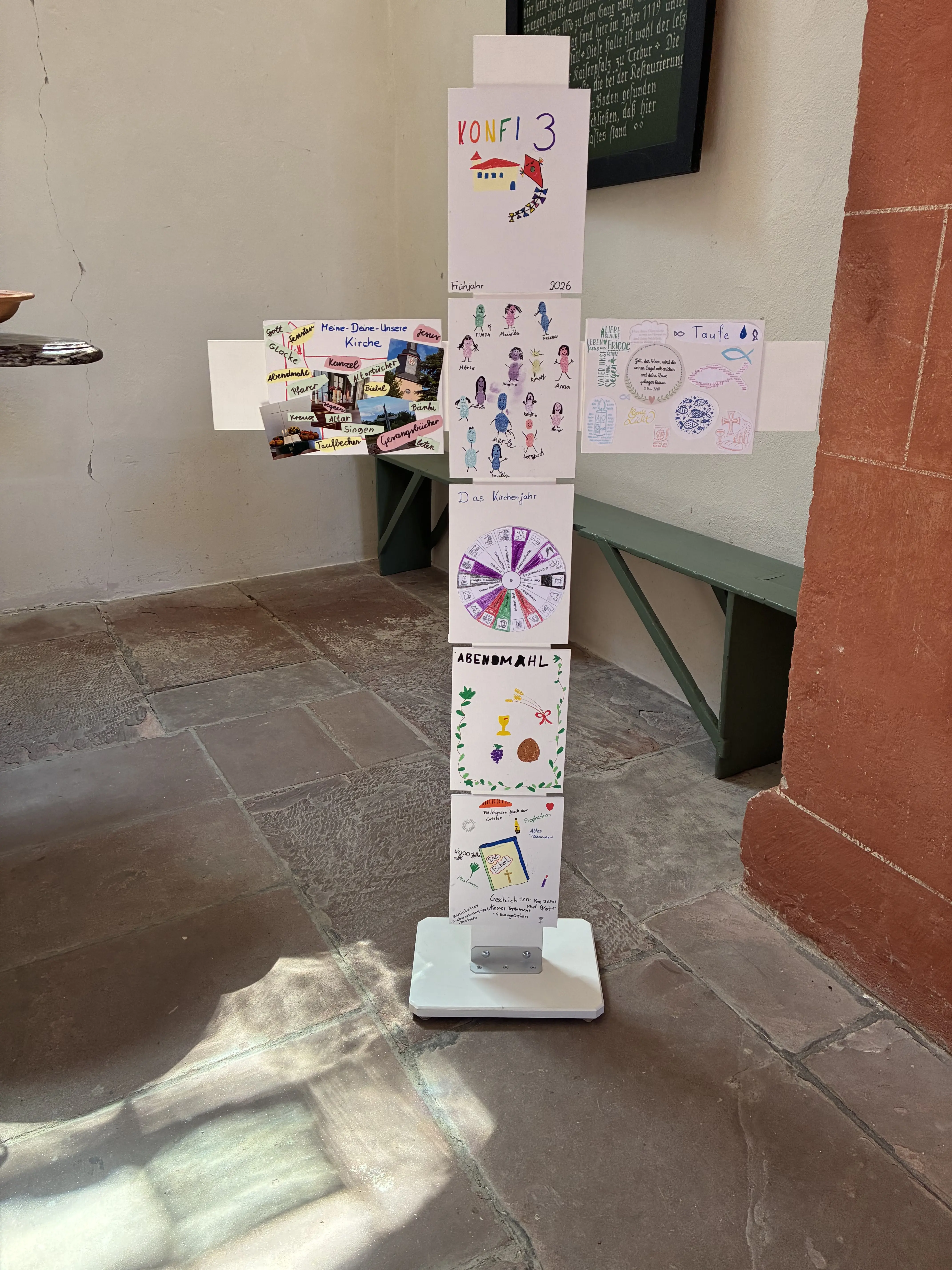 Gestaltetest Kreuz im Vorraum der Laurentiuskirche