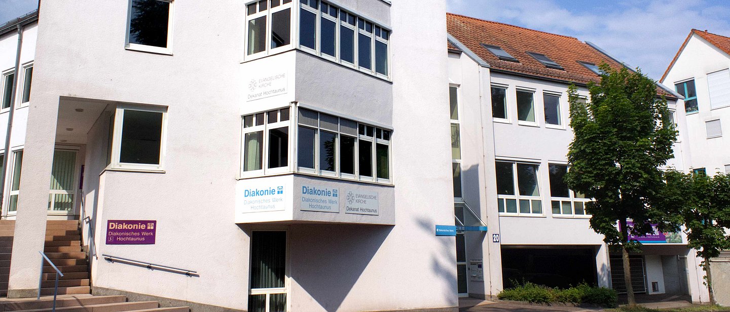 Das Bild zeigt das Haus der Kirche von der Eingangsseite Heuchelheimer Straße. 