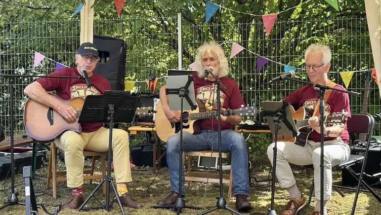Die Band Docs off Duty spielt draußen