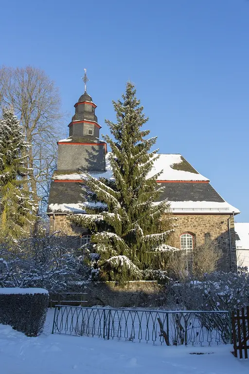 Kirche Liebenscheid im Schnee bei strahlendem Sonnenscheid