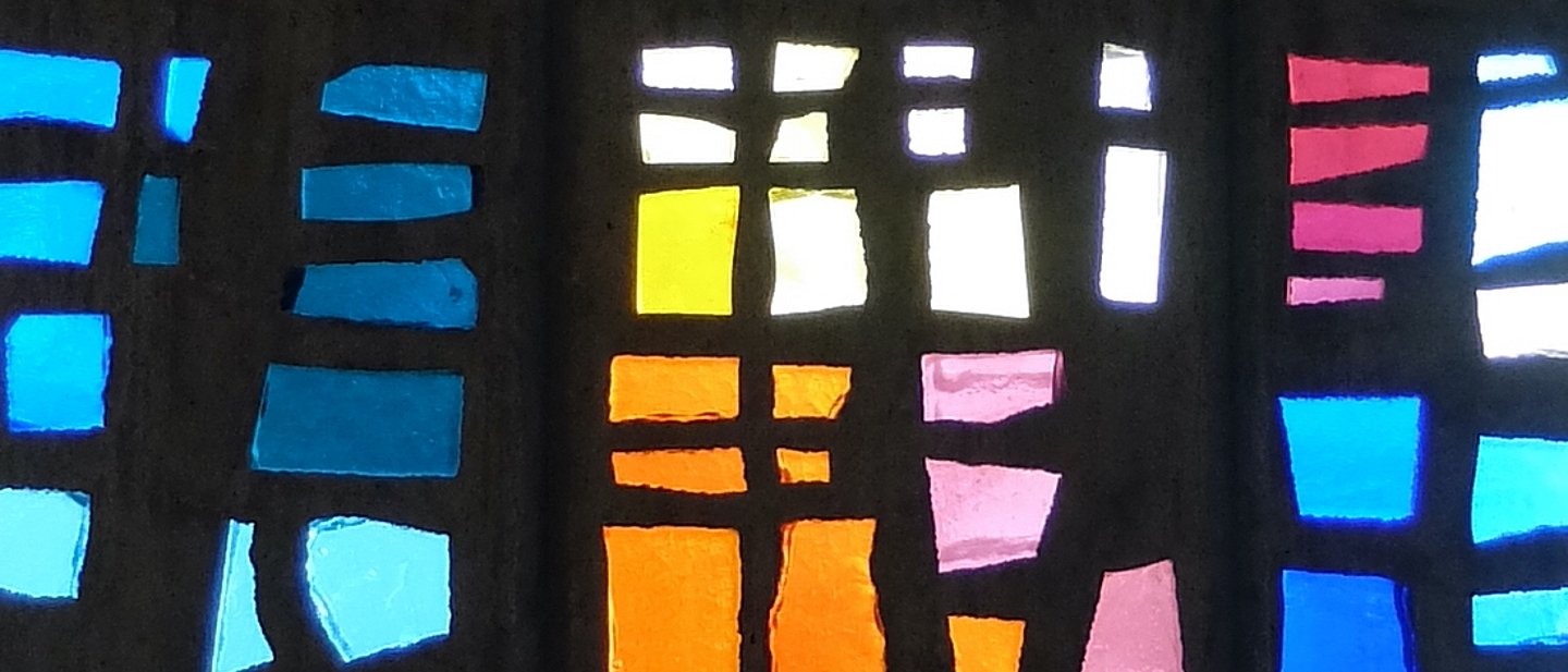 Kirchenfenster, bestehend aus vielen vielfarbigen einzelnen Glassteinen