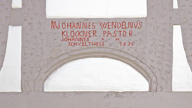 Kirche Worfelden von 1696 / historischer Türbogen 1696